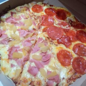 Pizza Mitad Pepperoni & Mitad Hawaiana