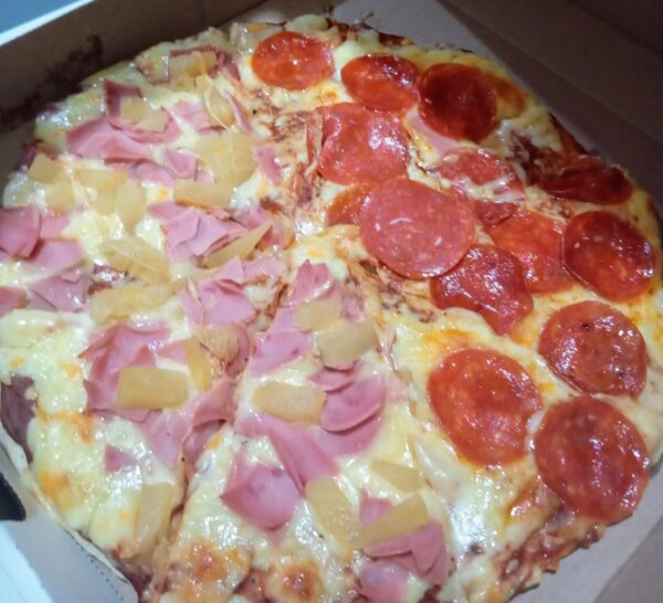Pizza Mitad Pepperoni & Mitad Hawaiana